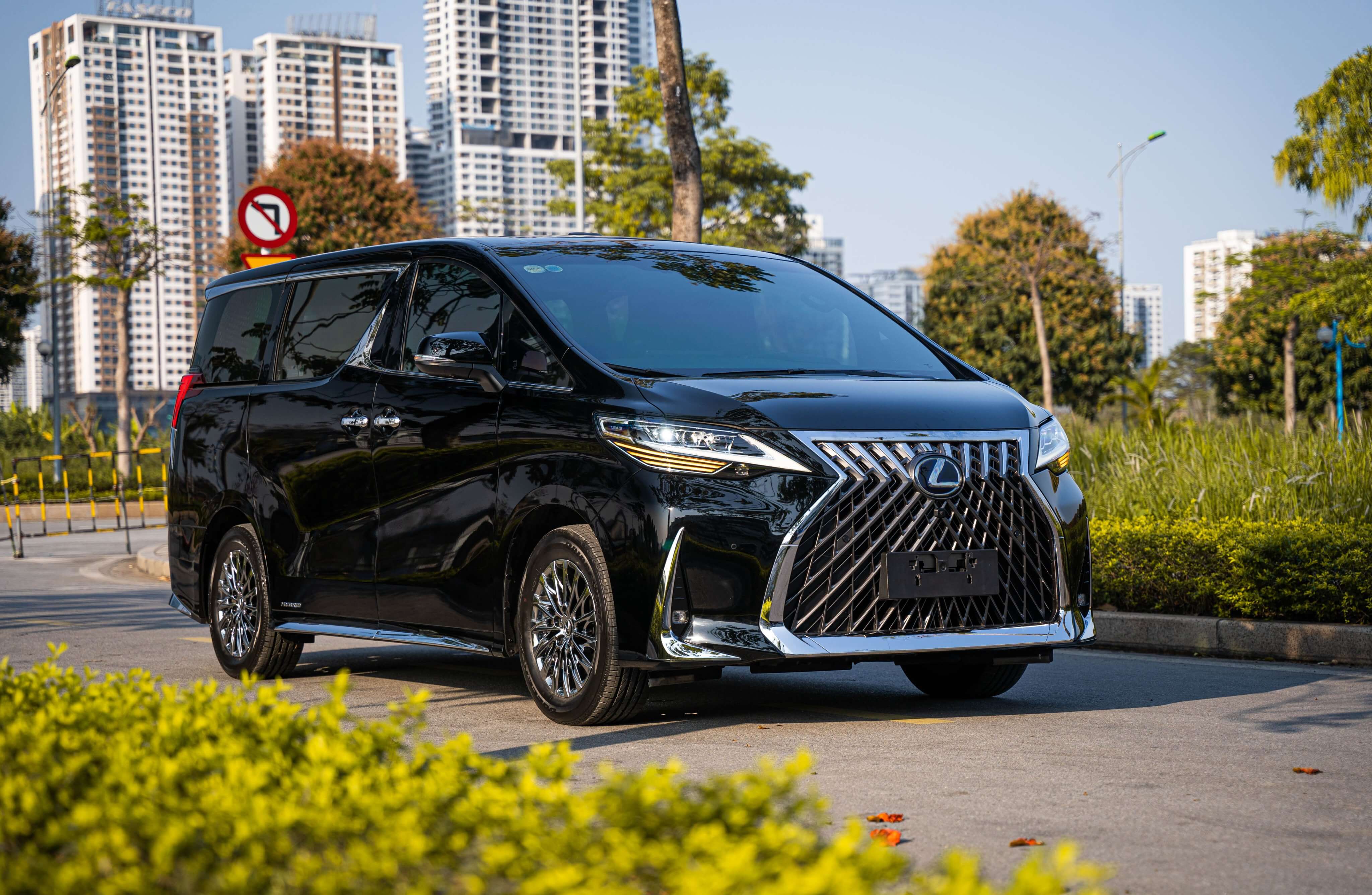 Lexus LM300h 2021
