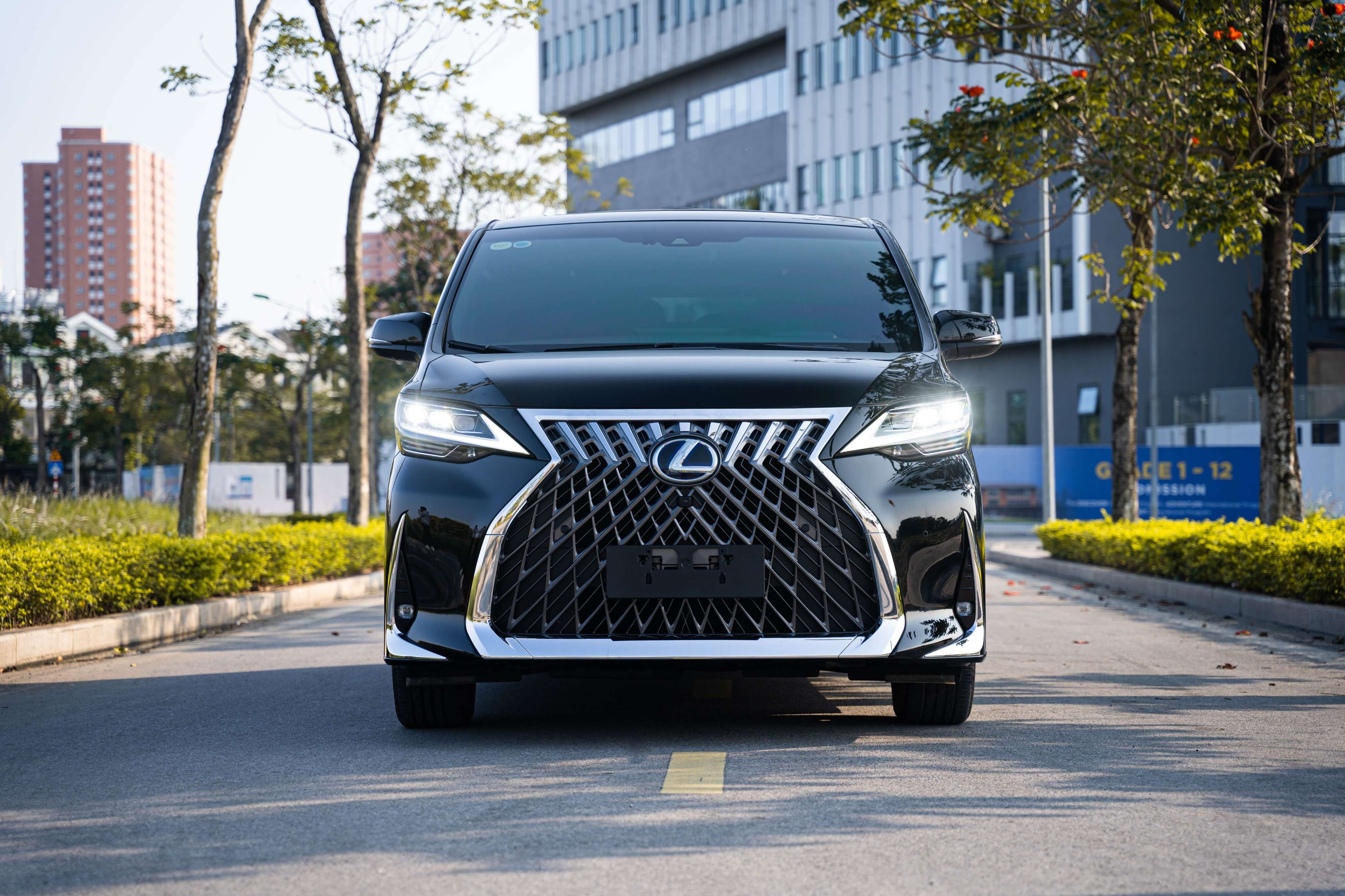 Lexus LM300h 2021