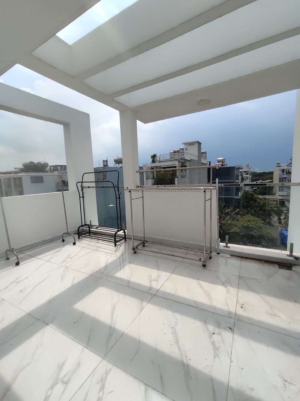 402-29 CHO THUÊ NHÀ TRỌ CAO CẤP – CÓ BAN CÔNG- FULL NỘI THẤT