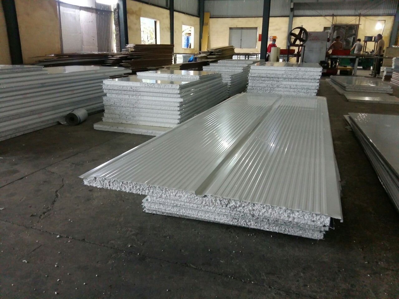 Vách ngăn panel EPS: Vách ngăn panel EPS là sự kết hợp tuyệt vời giữa EPS (polystyrene mở rộng) và thép. Với khả năng cách âm, cách nhiệt, chống cháy, và kết cấu vững chắc, vách ngăn panel EPS đang dần trở thành một trong những vật liệu xây dựng được ưa chuộng nhất. Những hình ảnh đầy ấn tượng trên trang web sẽ cho bạn thấy được khả năng của vách ngăn panel EPS trong thiết kế kiến trúc công nghiệp hiện đại, tiện nghi và hiệu quả.