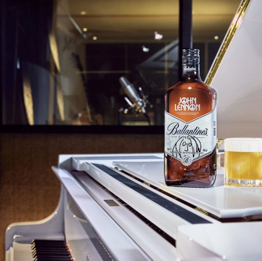 Hình ảnh chai rượu Ballantine's Finest John Lennon