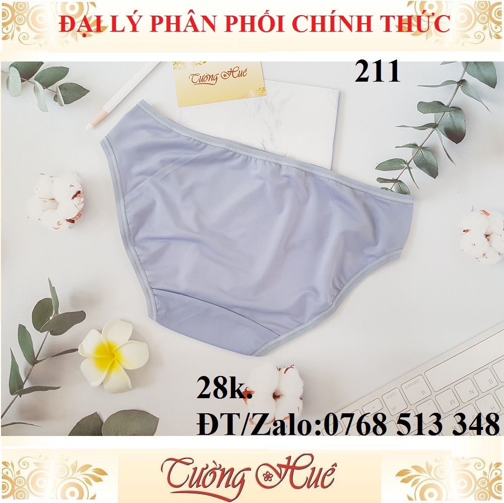 Quần lót nữ Cosy HCE 211 trơn lưng cao vừa.