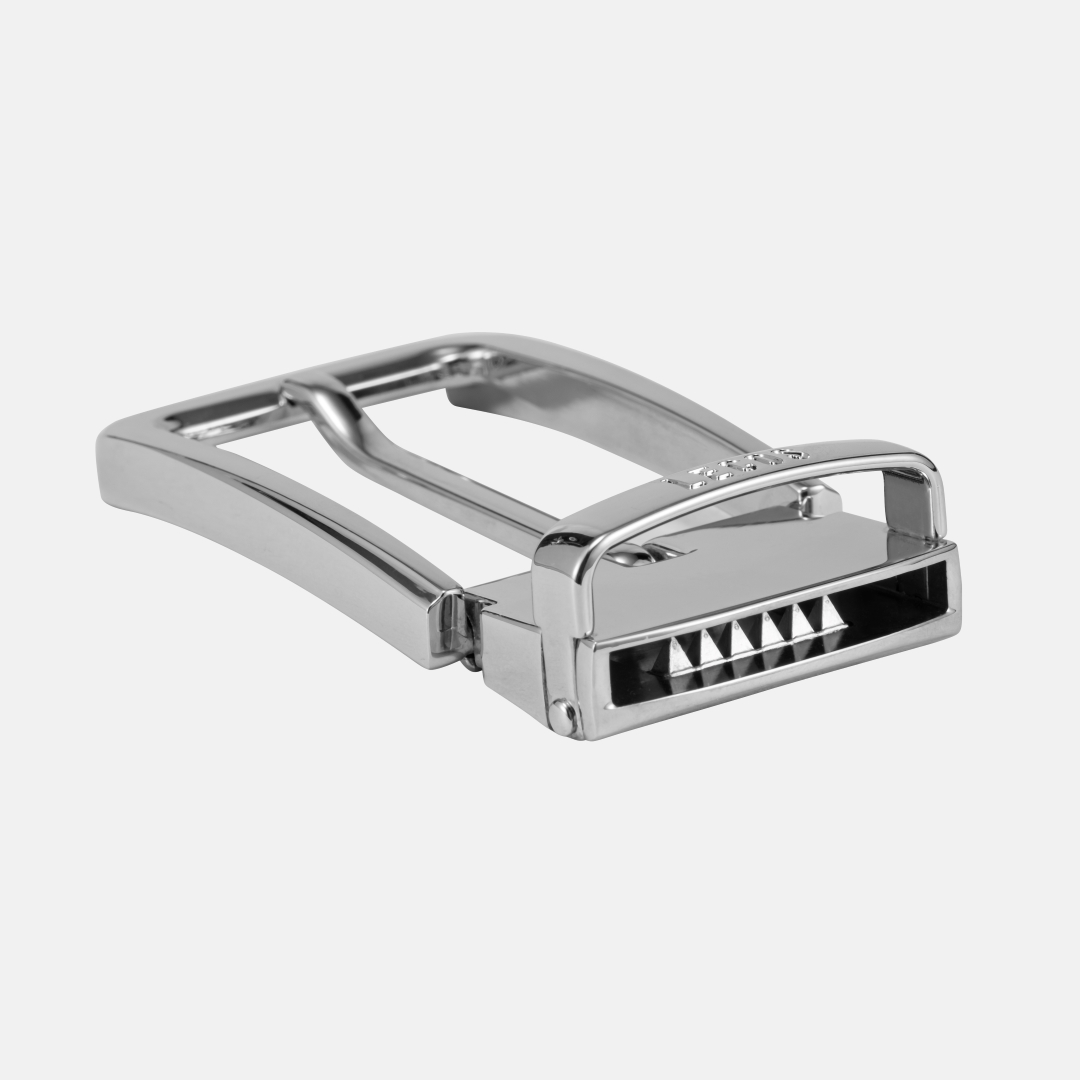 Sự linh hoạt trong việc kết hợp cùng các loại dây lưng chính là điểm mạnh của sản phẩm này, giúp bạn dễ dàng thay đổi diện mạo và làm mới phong cách bản thân mỗi ngày