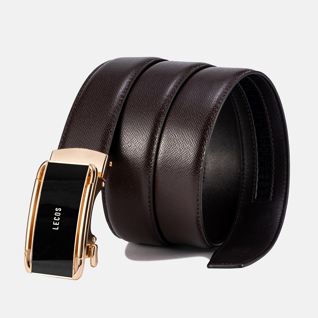 Phiên bàn màu gold với dây lưng nâu mang phong cách thanh lịch, nhã nhặn