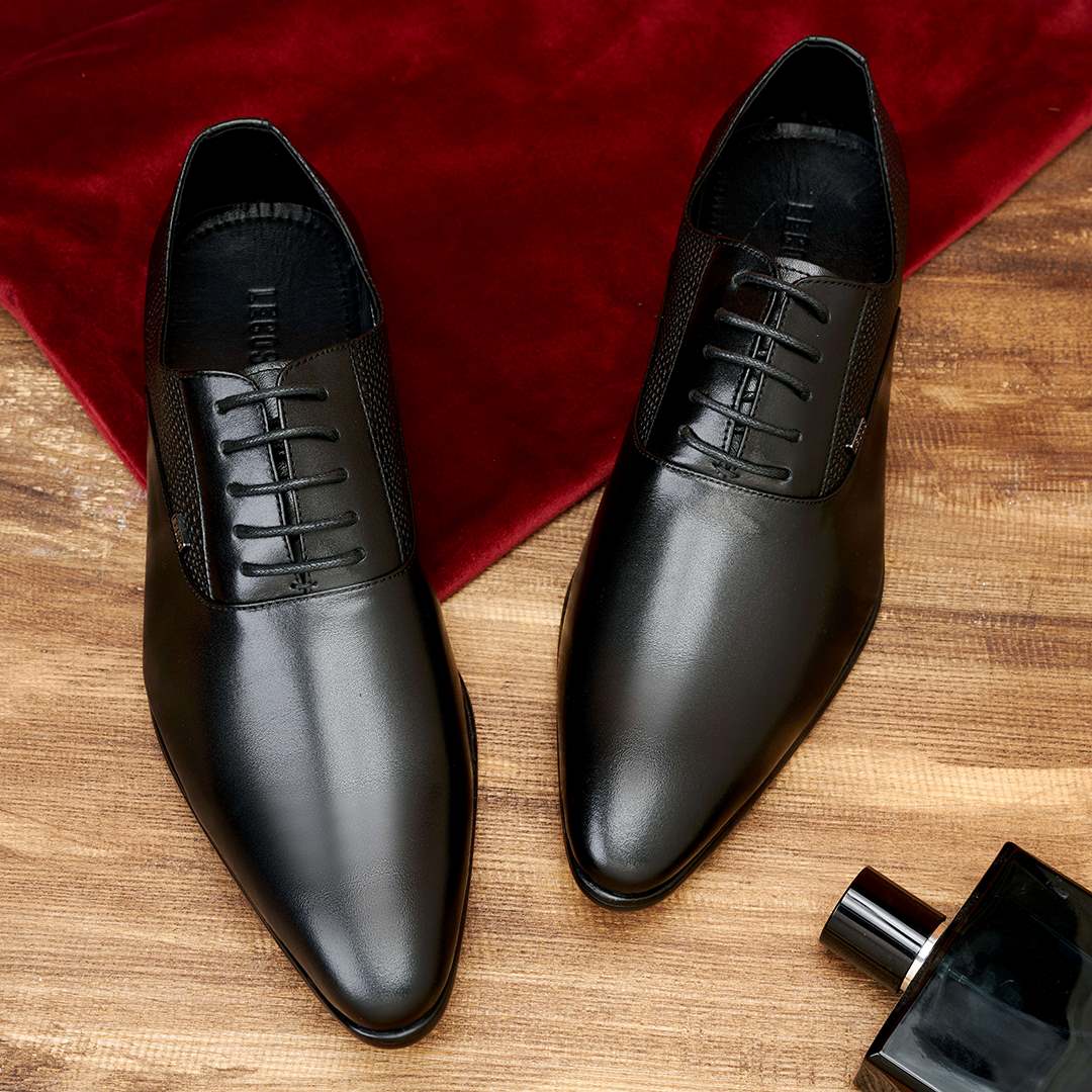 Với kiểu dáng Oxford cổ điển và thanh thoát, LECOS - LG6 không chỉ mang đến sự tinh tế mà còn thể hiện một phong cách lịch lãm, phù hợp với những dịp trang trọng như họp mặt công việc, tiệc tối hay những cuộc gặp gỡ quan trọng