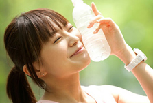Uống nước đúng cách cho cô nàng công sở