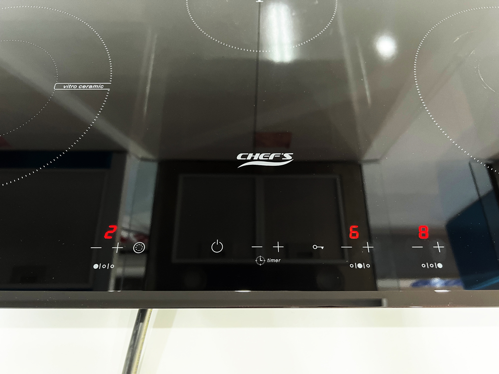 Vùng điều khiển của bếp điện từ Chefs EH MIX544P
