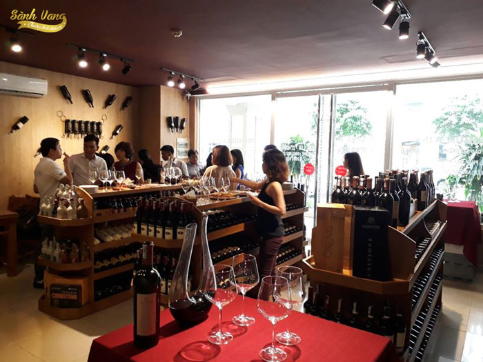 Rượu vang nho thường được làm từ giống nho nào?