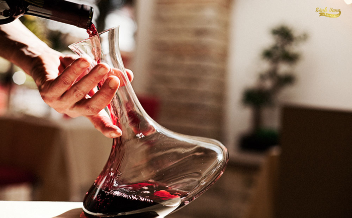 Tại sao có quá trình decanting khi thưởng thức rượu vang?