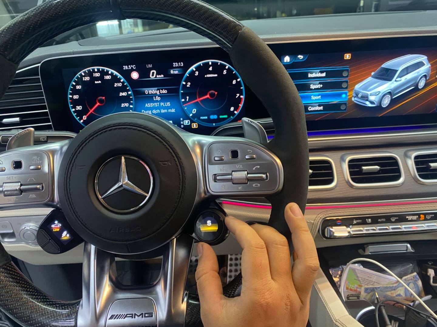 Mercedes-benz GLS450 nâng cấp núm xoay OLED trên vô lăng