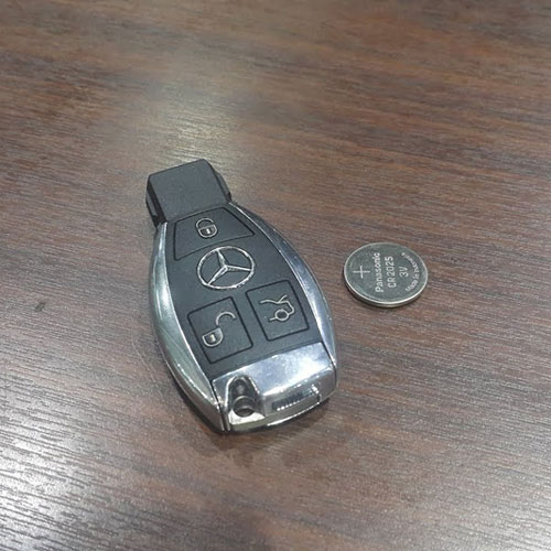 Hướng dẫn thay pin chìa khóa xe Mercedes đúng cách