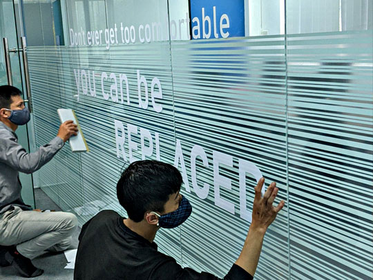Decal dán kính và các lưu ý đối với người dùng