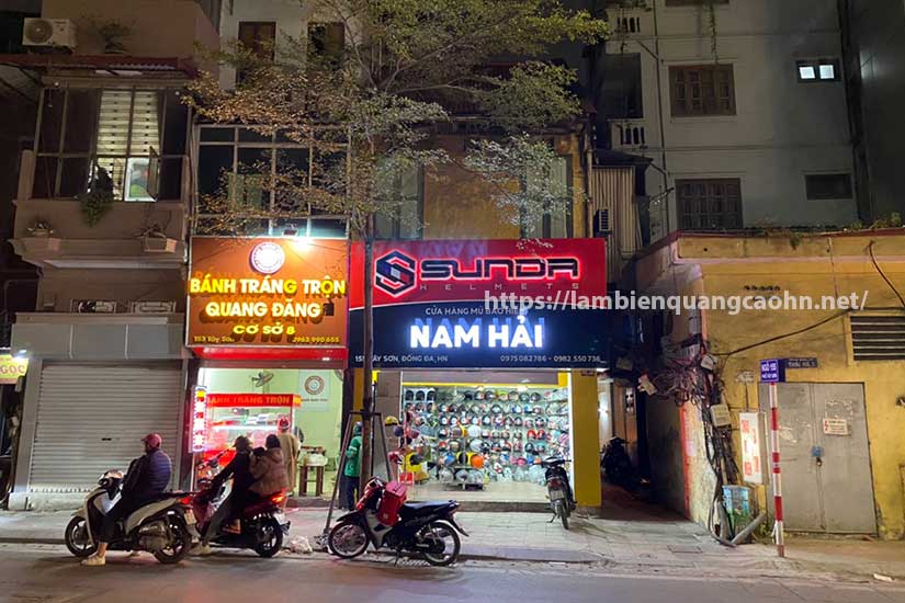 giá biển chữ nổi alu sáng chân