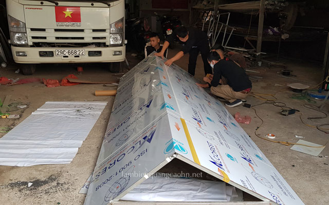 Biển cửa hàng bằng alu mặt dựng