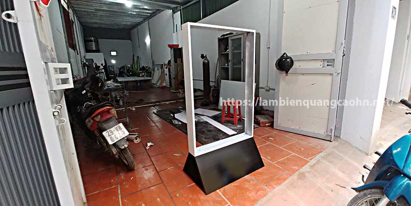 biển quảng cáo hộp đèn có chân đẹp