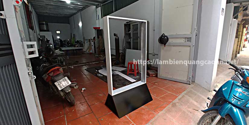 biển quảng cáo hộp đèn có chân đẹp
