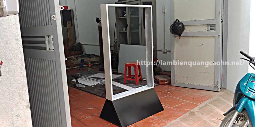 biển quảng cáo hộp đèn có chân đẹp