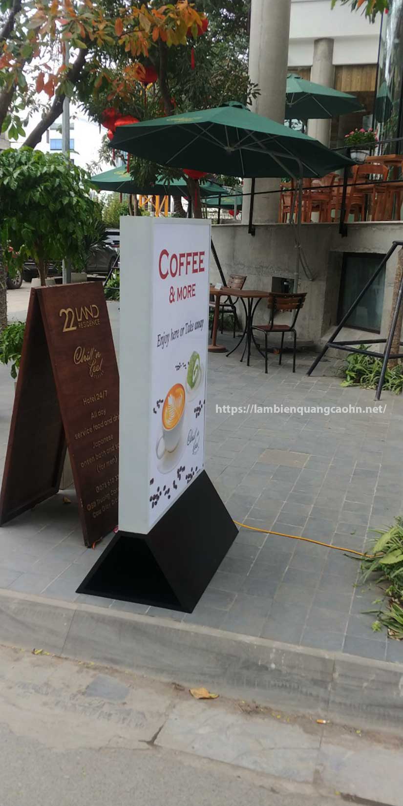 biển quảng cáo hộp đèn có chân đẹp