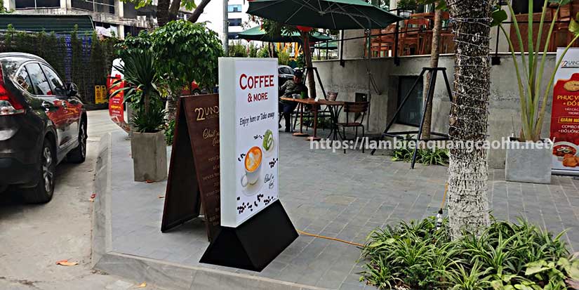 biển quảng cáo hộp đèn có chân đẹp