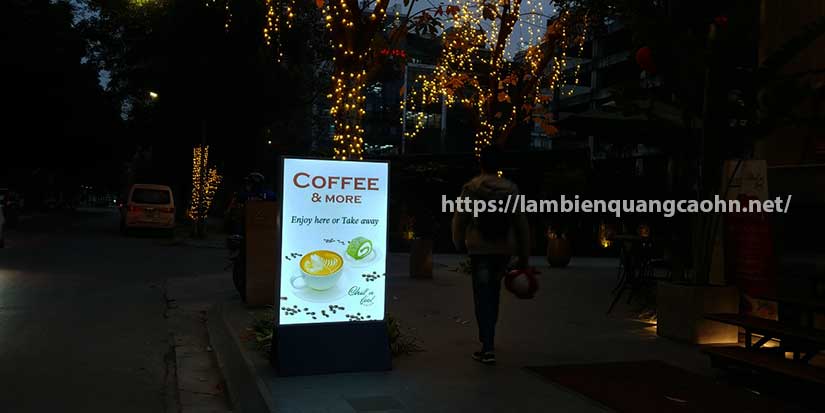 biển quảng cáo hộp đèn có chân đẹp