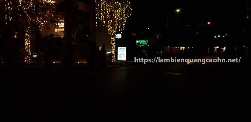 biển quảng cáo hộp đèn có chân đẹp