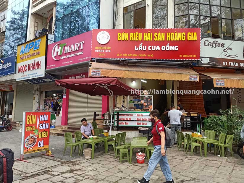 biển hộp đèn có chân