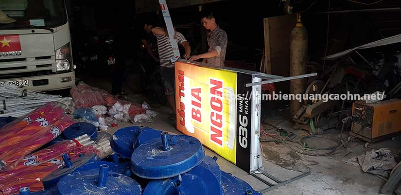 biển hộp đèn có chân