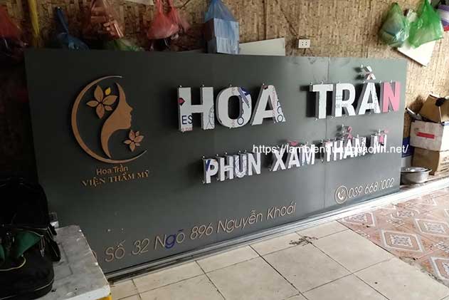 biển quảng cáo tóc và phun xăm