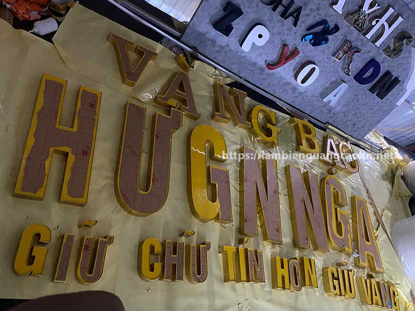 làm biển cửa hàng vàng bạc, biển chữ đồng, biển chữ nổi inox