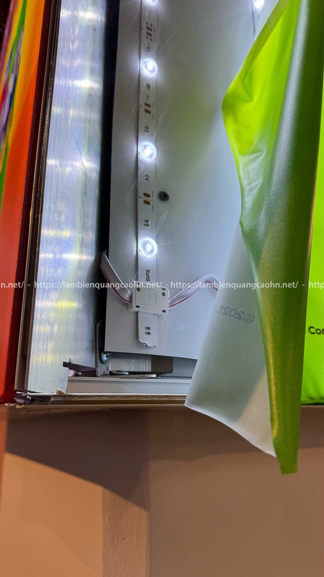 Biển hộp đèn ốp cột siêu thị