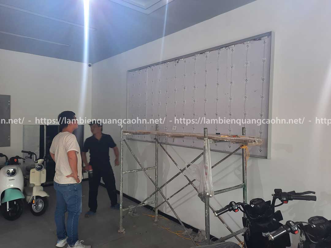 Biển hộp đèn ốp cột siêu thị