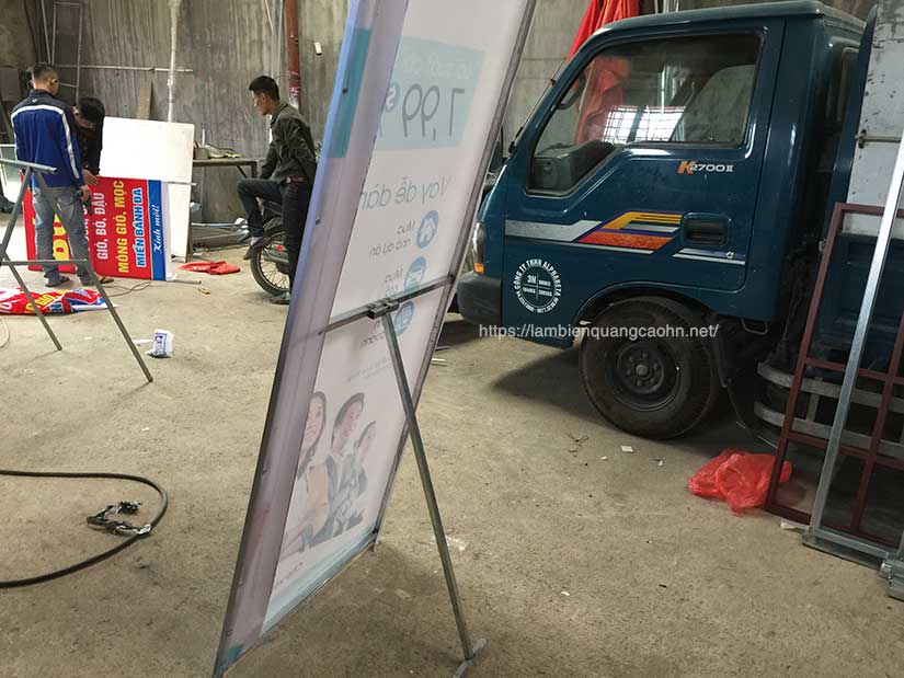 chân standee sắt