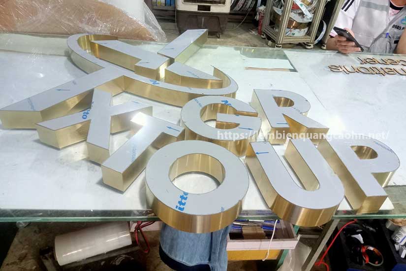 giá chữ nổi inox