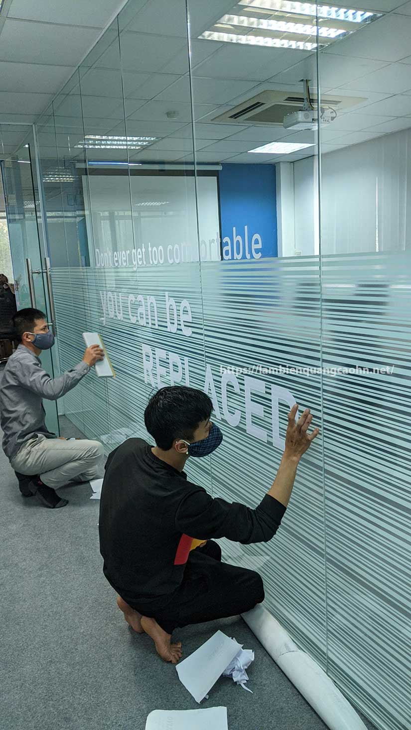khẩu hiệu dán tường công ty