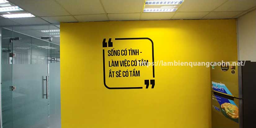 khẩu hiệu dán tường công ty