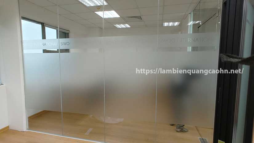 dán decal cát mờ lên kính