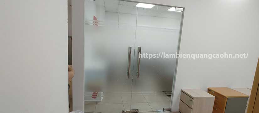 dán decal cát mờ lên kính