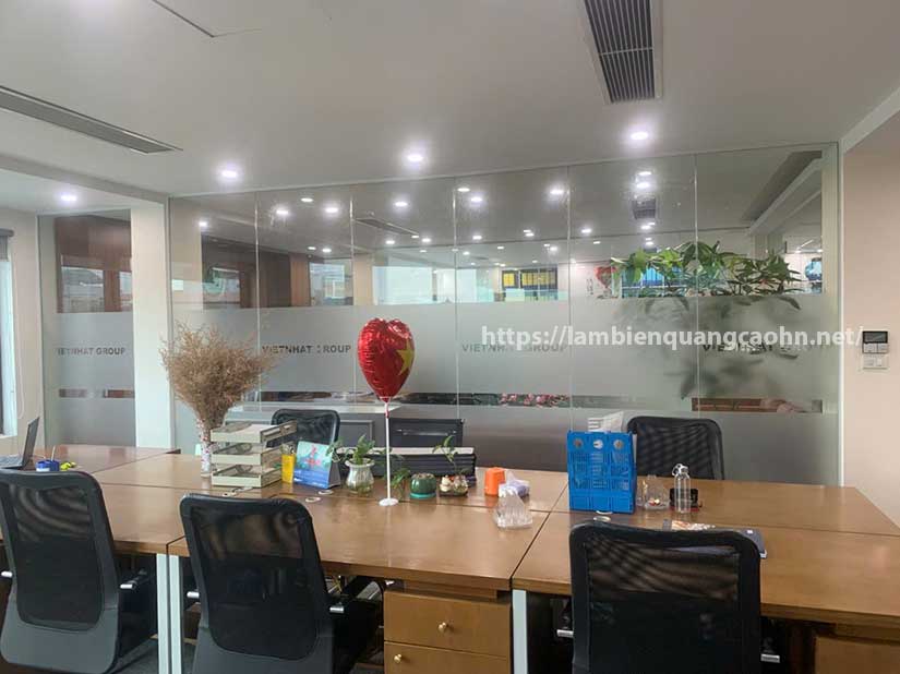 dán decal cát mờ lên kính