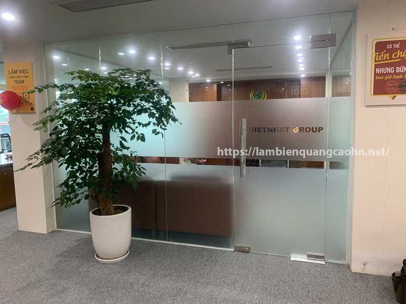 dán decal cát mờ lên kính