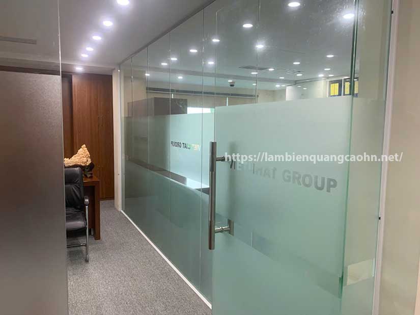 dán decal cát mờ lên kính