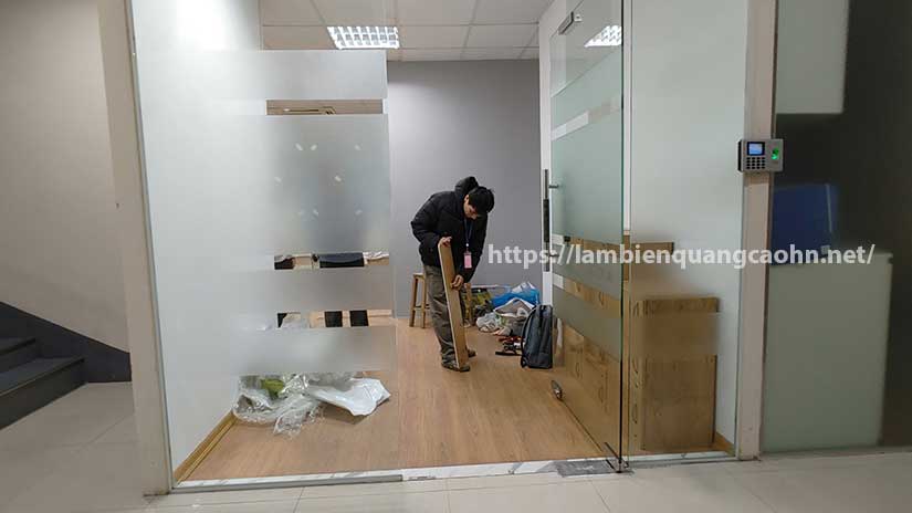 dán decal cát mờ lên kính