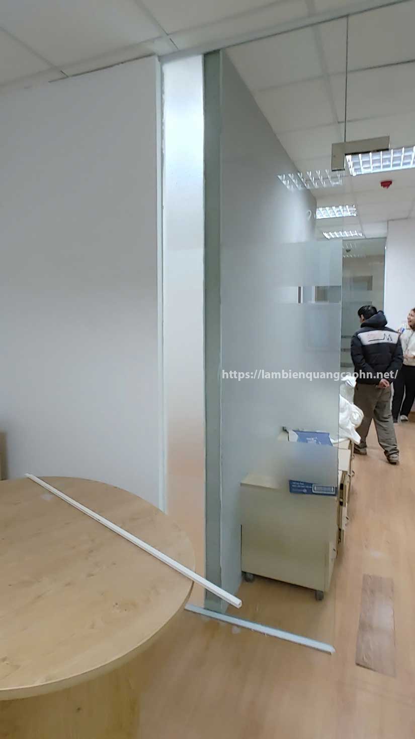 dán decal cát mờ lên kính