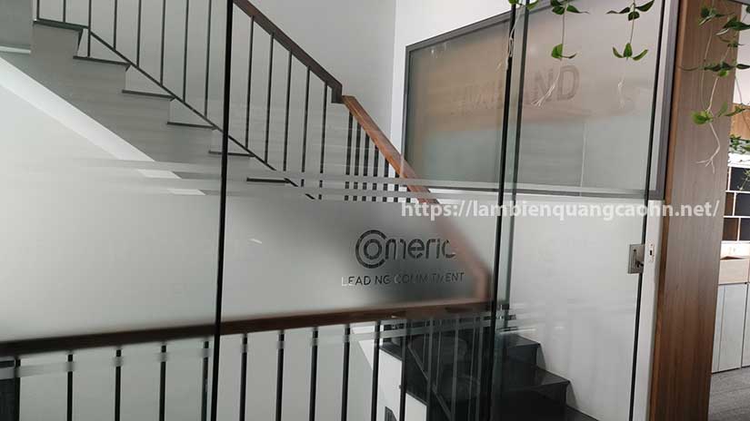 dán decal cát mờ lên kính