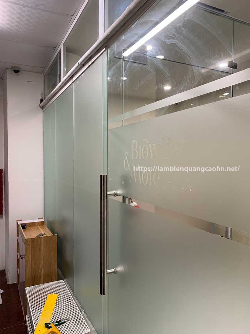 dán decal cát mờ lên kính