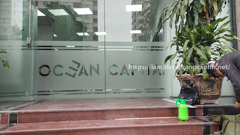 dán decal cát mờ lên kính