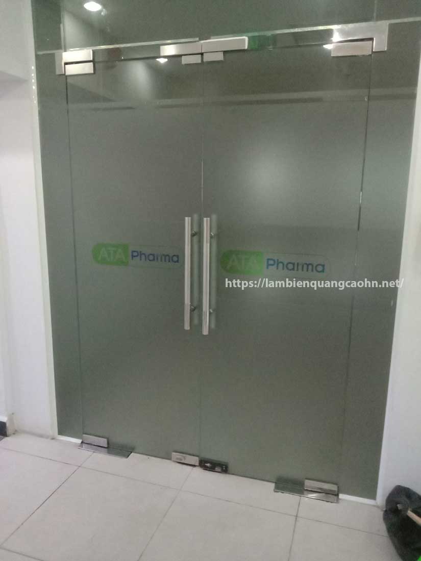 dán decal cát mờ lên kính