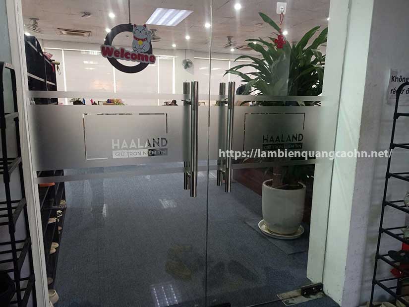 dán decal cát mờ lên kính