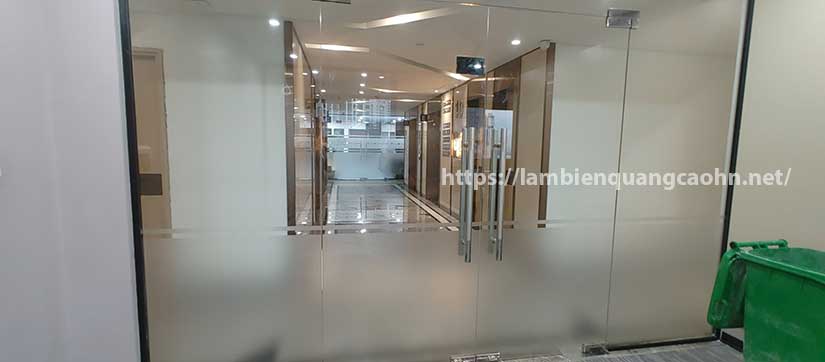 dán decal cát mờ lên kính