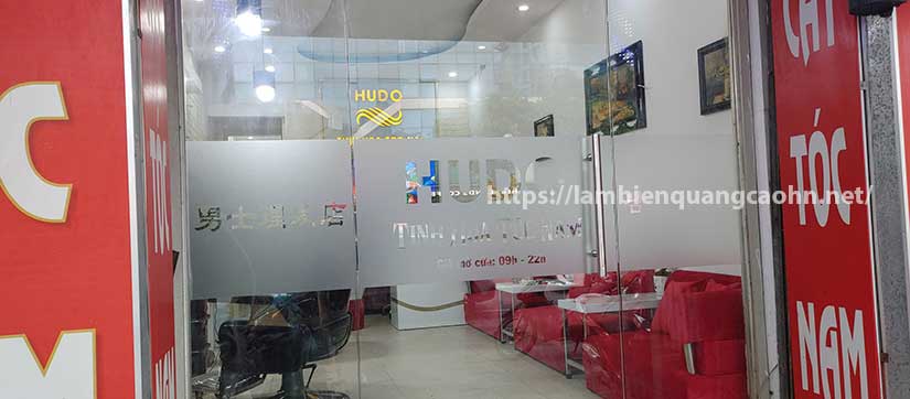 dán decal cát mờ lên kính