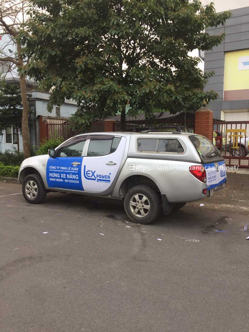 Dán decal quảng cáo lên xe ô tô 